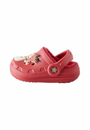 Sabot enfant rouge à enfiler avec doublure en polaire et décorations sur le thème des fêtes, comprenant un bouton renne et flocon de neige sur la bride.