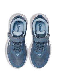 Niebieskie buty sportowe z siateczkową cholewką, rzepem i teksturowanym wykończeniem. Posiadają wyściełany kołnierz i białą podeszwę dla lepszej amortyzacji.
