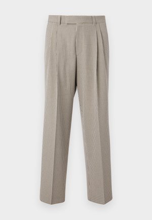 Pantalon droit à carreaux beige et marron avec plis, passants pour ceinture et coupe ajustée sur fond blanc uni.