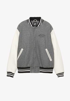 Sivi jakna u varsity stilu s bijelim rukavima, ovratnikom, manžetama i donjim dijelom u crno-bijelim prugama, prednjim džepovima i "Stwd" logotipom na prsima.