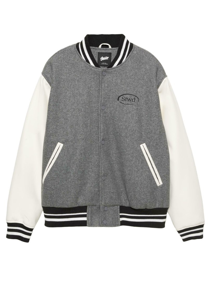 Veste de varsity grise avec des manches blanches, col, poignets, ourlet et poches avant à rayures noires et blanches, et logo "Stwd" sur la poitrine.