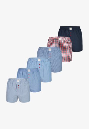 Sechs Paare Herren-Boxershorts: unterschiedliche Muster einschließlich blauer Streifen und Karos, rote Akzente, Baumwollmaterial, elastische Bund und Knopfdetails.