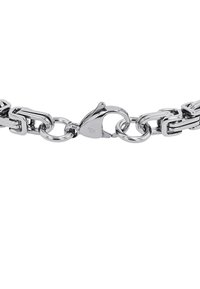 Bracciale in metallo argentato con maglie rettangolari, finitura lucida e chiusura a gancio. Texture liscia e superficie riflettente.