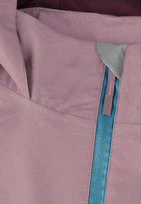 Helllila Jackenstoff mit glatter Textur; verfügt über einen türkisfarbenen Reißverschluss und silberne Akzente am Kragen. Nahtdetails sichtbar.
