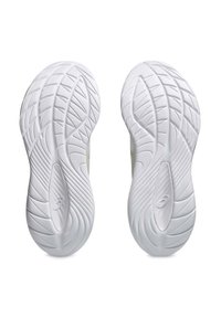 Semelles de chaussures de sport blanches avec un motif texturé en zigzag pour une meilleure adhérence. Bords lisses et contours arrondis. Conçues pour le confort et la performance.