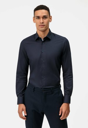 Dunkelblaues Slim-Fit-Hemd aus glattem Stoff mit spitzem Kragen, Knopfleiste und langen Ärmeln.