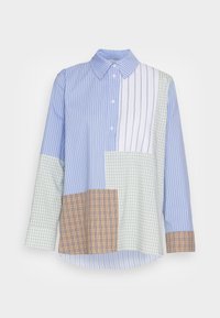 Ljusblå och vitrandig skjorta med lapptäckesdesign. Har grönt rutmönster, beige rutigt tyg och texturerade detaljer på olika tyglappar.