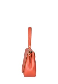 Oranje leren handtas met een gestructureerd ontwerp, vlakke bodem en een enkele handgreep aan de bovenkant. Bevat gouden hardware en zijdetails van stiksels.