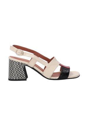 Beige- und schwarze Slingback-Sandale mit strukturierten und glatten Oberflächen, Blockabsatz mit geometrischem Muster, verstellbarer Knöchelriemen.