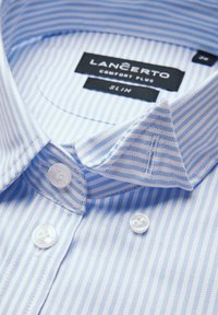 Jasnoniebieska i biała koszula w paski o slim fit, z miękkim kołnierzykiem, białymi guzikami i gładką teksturą tkaniny.