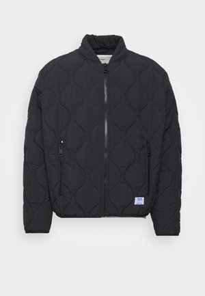 Jachetă bomber neagră, matlasată, cu guler înalt, față cu fermoar și două buzunare laterale. Prezintă o etichetă cu marcă în partea stângă jos.