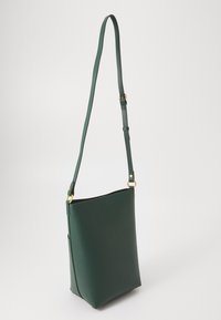 Bolsa transversal de couro verde escuro com alça de ombro ajustável e detalhes em dourado, apresentada sobre um fundo branco liso.