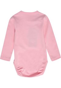 Langsleeve bodysuit van zacht roze stof, ronde halslijn en drukknoopsluiting aan de onderkant. Bevat subtiele plooien aan de achterkant voor een getailleerde look.