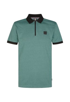 Polo de manga corta en turquesa con un patrón texturizado, cuello y puños negros, cierre de cremallera y un pequeño parche con logotipo negro.