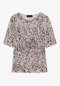 Camiseta de mujer de manga corta con detalle de nudo retorcido en el frente, que presenta un estampado animal abstracto multicolor en tonos beige, negro y blanco.