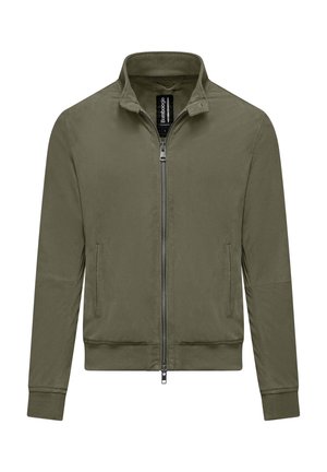 Kaki groene jas met ritssluiting, opstaande kraag, geribbelde manchetten en zoom, en zijzakken, weergegeven op een witte achtergrond.