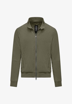 Kurtka na zamek w kolorze oliwkowej zieleni z kołnierzem typu stójka, ściągaczami przy mankietach i u dołu oraz bocznymi kieszeniami, prezentowana na białym tle.