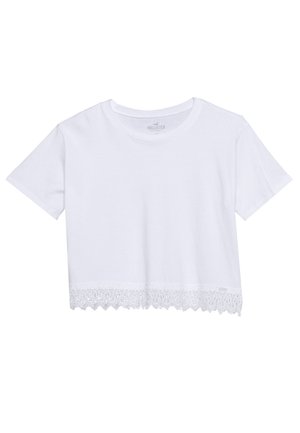 Hvid kortærmet, kort top med rund halsudskæring og blondekant langs nederste kant.