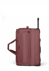 Weiche, kastanienbraune Reisetasche mit seitlichen Griffen, vorderer Reißverschlusstasche und verstellbarem schwarzen Teleskopgriff auf weißem Hintergrund.