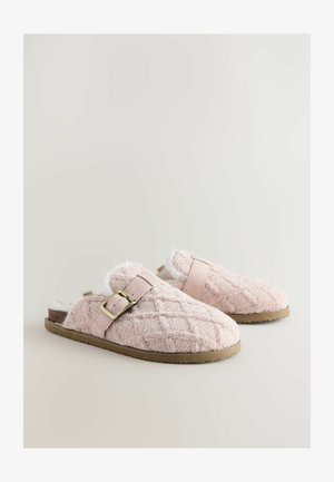 Rosa Kunstpelzslipper mit gepolstertem Muster, verstellbarem Riemen und Gummisohle, mit einem kreisförmigen Schnallendetail.