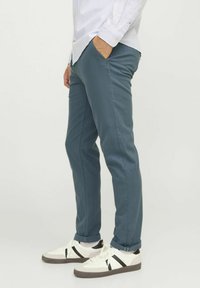Jack & Jones JPSTMARCO JJFURY ANA - Chino hlače - china blue