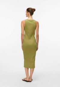 Vestido midi verde oliva en tejido acanalado, con diseño sin mangas y forma ajustada, que termina justo debajo de la rodilla. Detalle sencillo en la parte posterior.