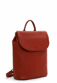 Roter Leder-Rucksack mit strukturierter Form und einer umklappbaren Klappe. Verfügt über einen oberen Griff und einen verstellbaren Schulterriemen. Strukturierte Oberfläche.