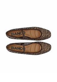 Bailarinas de estampado de leopardo con un acento marrón, punta redondeada y una delgada tira sobre el empeine. Acolchado interior suave para mayor comodidad.