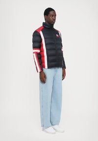 Armani Exchange Pūkinė striukė - deep navy/haute red/off white