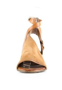 Sandale ouverte en daim marron avec des brides croisées en cuir autour de la cheville et une fermeture à boucle, vue de face.