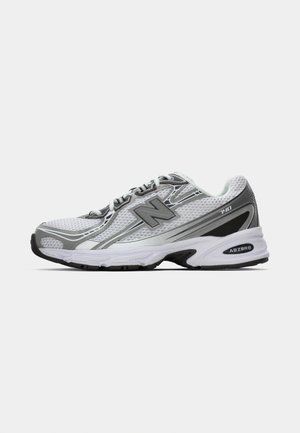 Zapatilla de correr New Balance en blanco y gris con parte superior de malla, amortiguación ABZORB y número de modelo 740 en el lateral.