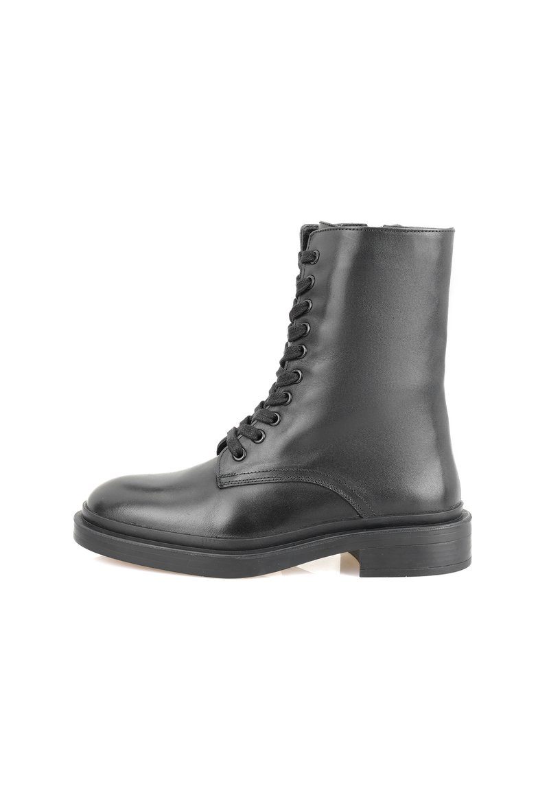 Bottine en cuir noir à bout arrondi, avec fermeture à lacets à six œillets, texture lisse et semelle épaisse en caoutchouc noir.