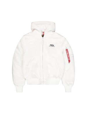 Veste bomber blanche en satin, avec une fermeture éclair sur le devant, des poignets côtelés et un logo sur la poitrine ainsi qu'un accent rouge sur la manche.