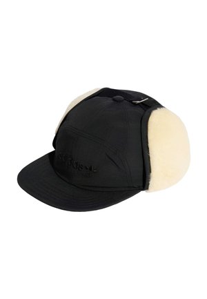 Cappellino nero Adidas con visiera curva e paraorecchie in pile bianco attaccati per il freddo.