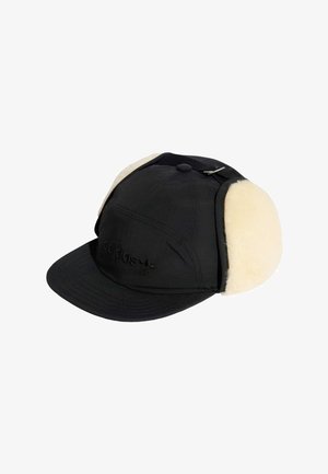 Cappellino nero Adidas con visiera curva e paraorecchie in pile bianco attaccati per il freddo.