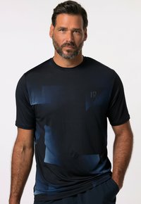Krátký rukáv sportovního trička ve tmavě námořnické barvě, které zdobí gradientní design s modrými geometrickými tvary a malým logem na hrudi. Hladká textura.