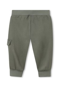 Olijfgroene peuterbroek met elastische tailleband, opgerolde enkels en een klein klepzakje op het linkerpijpje.