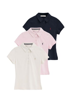 Drei Poloshirts mit kurzen Ärmeln in Weiß, Pink und Navyblau, jeweils mit einem kleinen, gestickten Golfer-Logo auf der linken Brust.