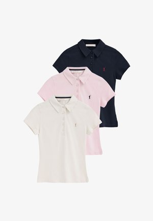 Drei Poloshirts mit kurzen Ärmeln in Weiß, Pink und Navyblau, jeweils mit einem kleinen, gestickten Golfer-Logo auf der linken Brust.