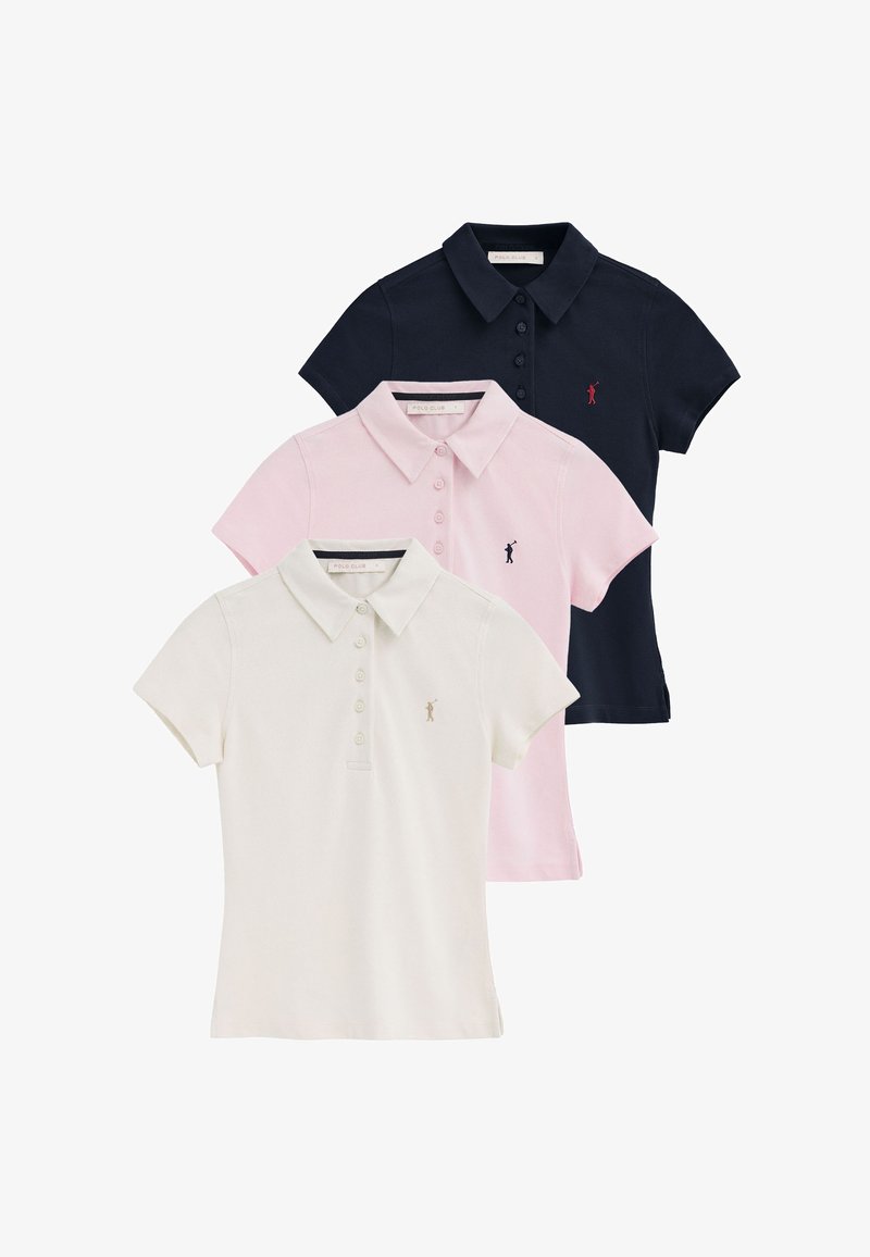 Drie poloshirts met korte mouwen in wit, roze en marineblauw, elk met een klein geborduurd golferlogo op de linkerborst.