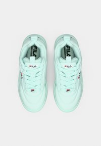 Αθλητικά παπούτσια σε ανοιχτό πράσινο μέντας με λείο δερμάτινο φινίρισμα, επενδεδυμένο γιακά και χαρακτηριστικές λεπτομέρειες με λογότυπο. Διαθέτουν σχεδιασμό με κορδόνια και υφασμάτινες πινελιές.