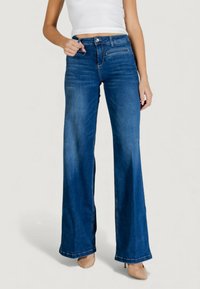 Leveälahkeiset siniset farkut denimiä, joissa on korkeavyötärö, kaksi etutaskua ja klassinen viiden taskun malli haalistuneella viimeistelyllä.