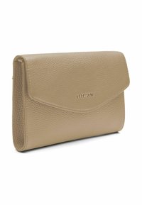 Clutch in pelle beige con finitura testurizzata, chiusura a triangolo e logo in oro in rilievo. Design compatto adatto per l'uso serale.