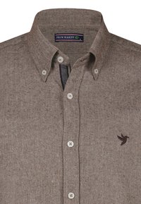 Camisa abotonada de patrón de espina de pez marrón con cuello clásico, que presenta botones blancos y un pequeño logo de un pájaro en el lado izquierdo del pecho.