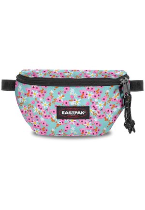 Riñonera de tela azul claro con patrón floral en rosa y blanco, cremallera negra y parche con el logo de Eastpak en el frente.