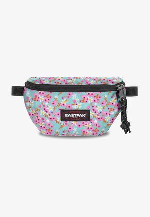 Riñonera de tela azul claro con patrón floral en rosa y blanco, cremallera negra y parche con el logo de Eastpak en el frente.