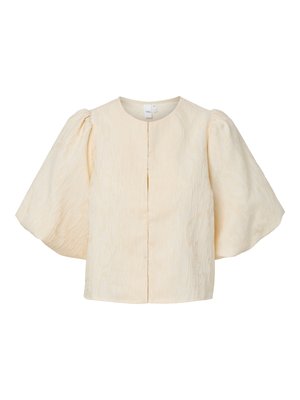 Krémově texturovaná halenka s nafouklými rukávy délky ke loktům a kulatým výstřihem, s nenápadným předním zapínáním.