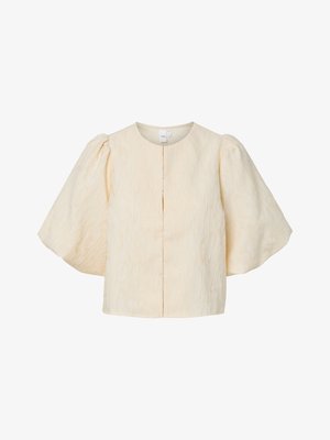 Krémově texturovaná halenka s nafouklými rukávy délky ke loktům a kulatým výstřihem, s nenápadným předním zapínáním.