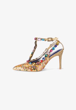 Scarpa con tacco alto, punta appuntita, rivestita di paillettes dorate, con cinturino a T decorato con pietre preziose multicolori e dettagli metallici.