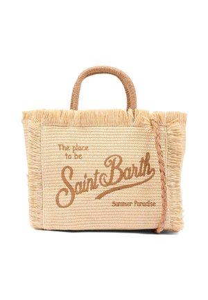 Tkana torba ze słomy z frędzlami na krawędziach, plecionym uchwytem i wyszytym napisem „The place to be Saint Barth Summer Paradise” na przedniej stronie.